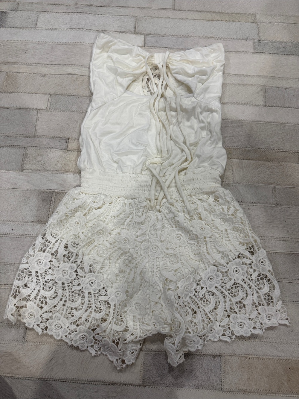 Sky White Romper - Classic Summer Style - Picture 5 of 7